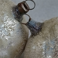 sølvfarvede gamle glas julekugler dækket af mikro glaskugler klare gammelt julepynt.